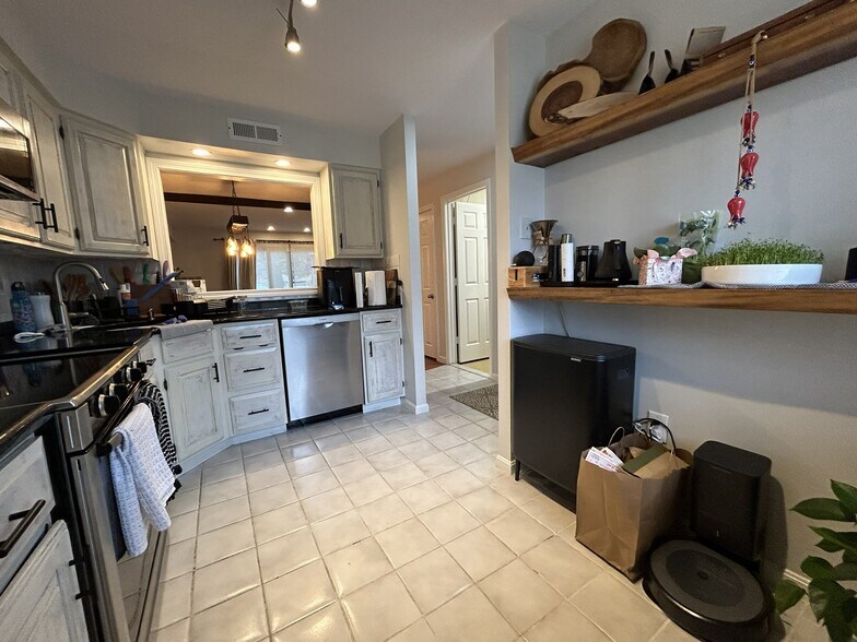 Building Photo - 6 Beals Cove Rd