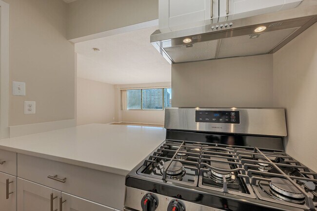 Building Photo - Sunny Renovated Studio w/Utilities Include...