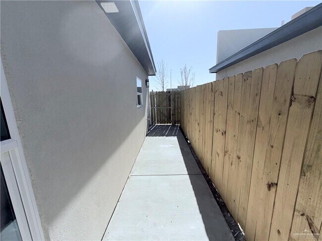 Building Photo - 10 West Dr