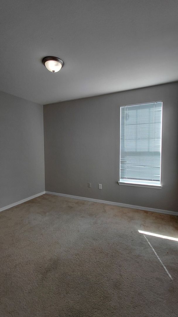Building Photo - Spacious 3 bedroom, 2 bath Condo located i...