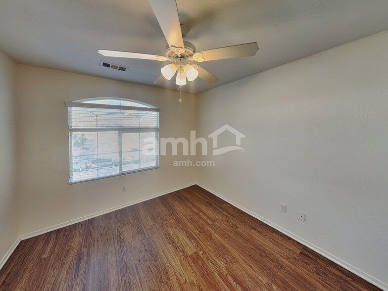 Building Photo - 1951 Silver Whisper Ave