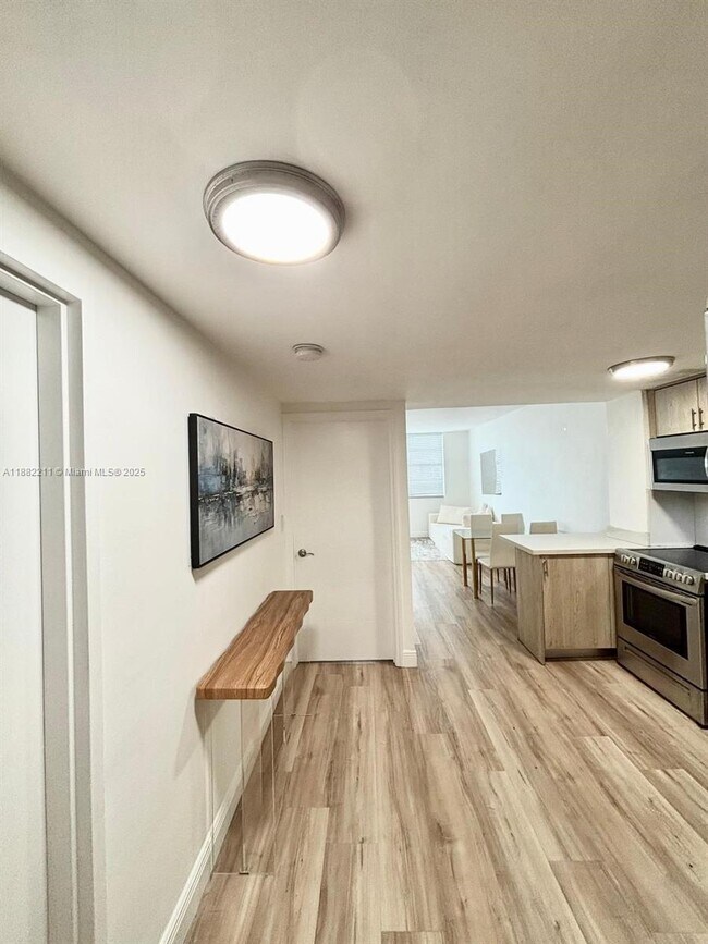 Building Photo - 801 Brickell Bay Dr