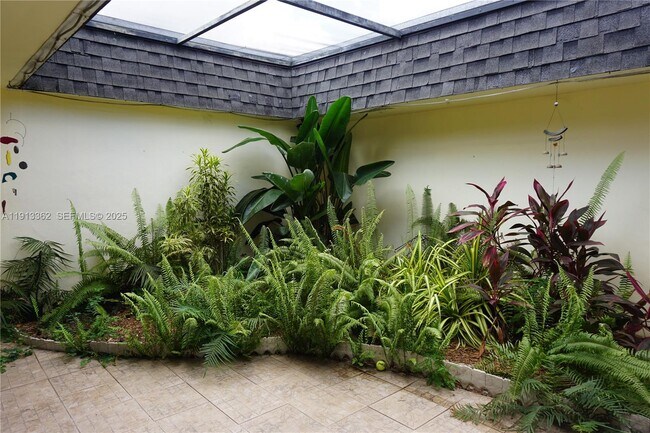 Building Photo - 4511 King Palm Dr