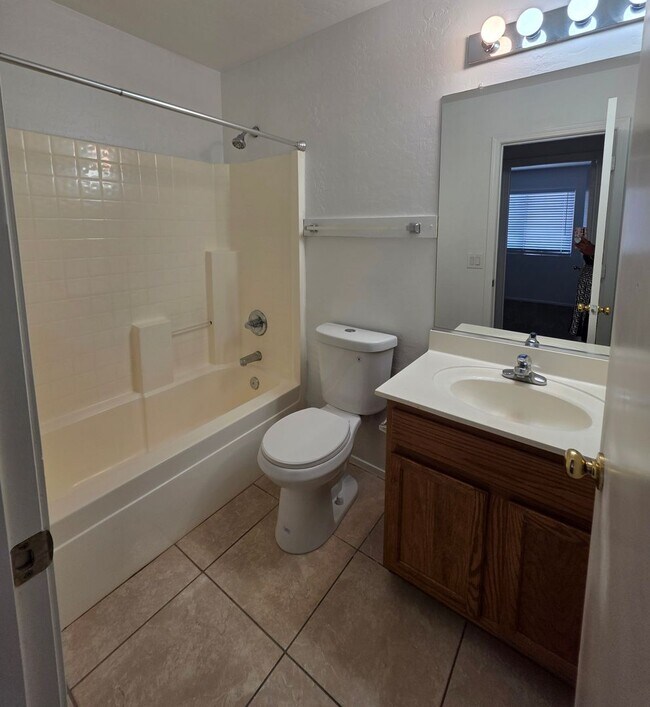 Building Photo - 4 Bedroom 2 Bath- Litchfield Park
