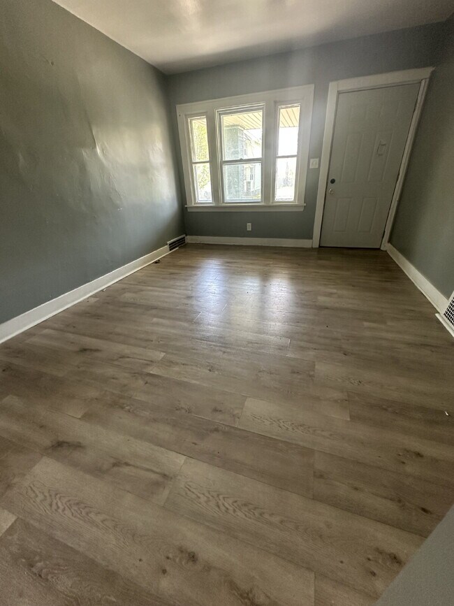 Building Photo - Newly Renovated 2BR/1BA First Floor Apartment in Nearby Larchmere Neighborhood