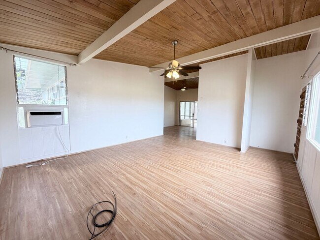 Building Photo - 1427 Puanakau St