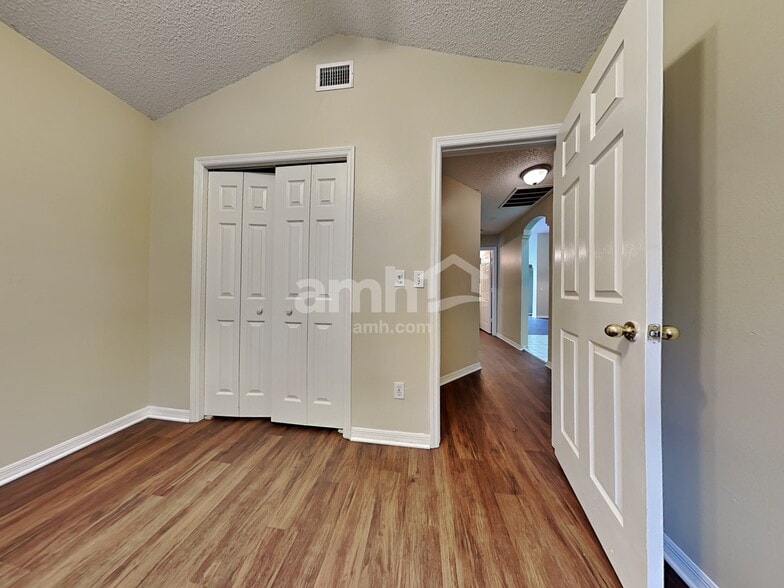 Building Photo - 2315 Kenwick Dr