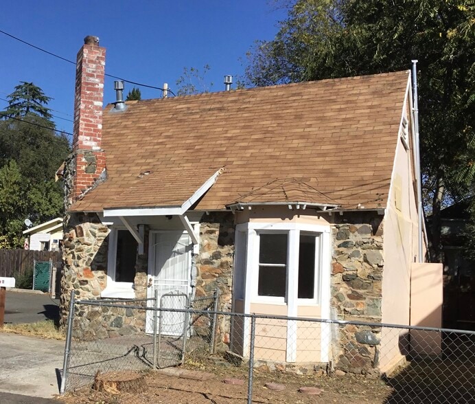 front - 11 Hemstalk Ct