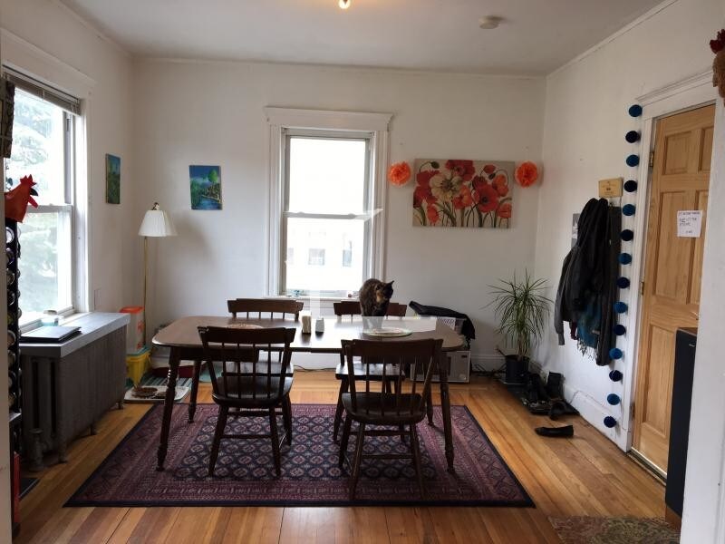 Building Photo - 208 Kelton St