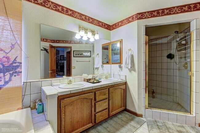 Building Photo - Beautiful 3 bedroom, 3 bath home in Lake W...