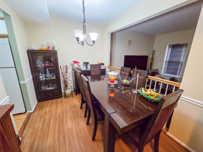 Building Photo - Beautiful 3BR Townhouse in Rockville/Derwood for early June Move-In!