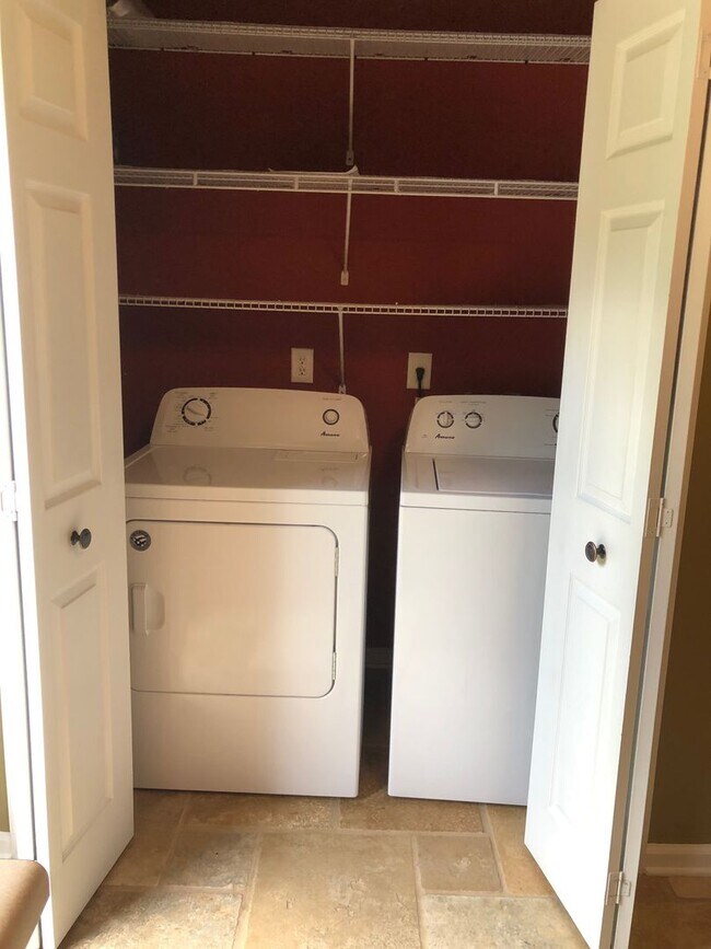 Building Photo - 3 bed/ 3 bath Townhouse