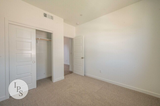 Building Photo - 2808 N Vahe Ave