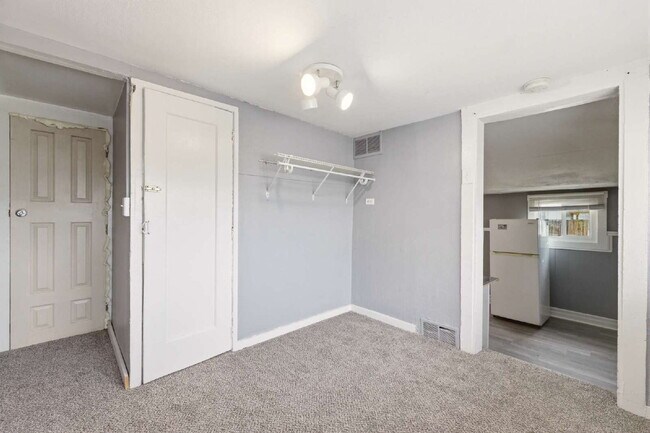 Building Photo - 1 Bed 1 Bath with TWO Bonus Rooms in Delmar Parkway!