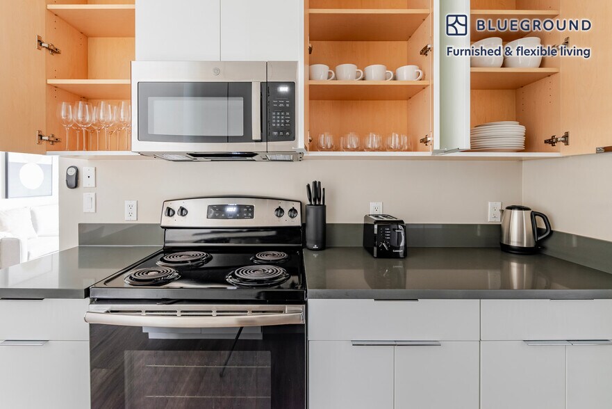 Building Photo - 950 E Hillsdale Blvd