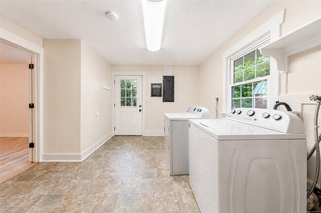 Building Photo - 104 Schenck Dr