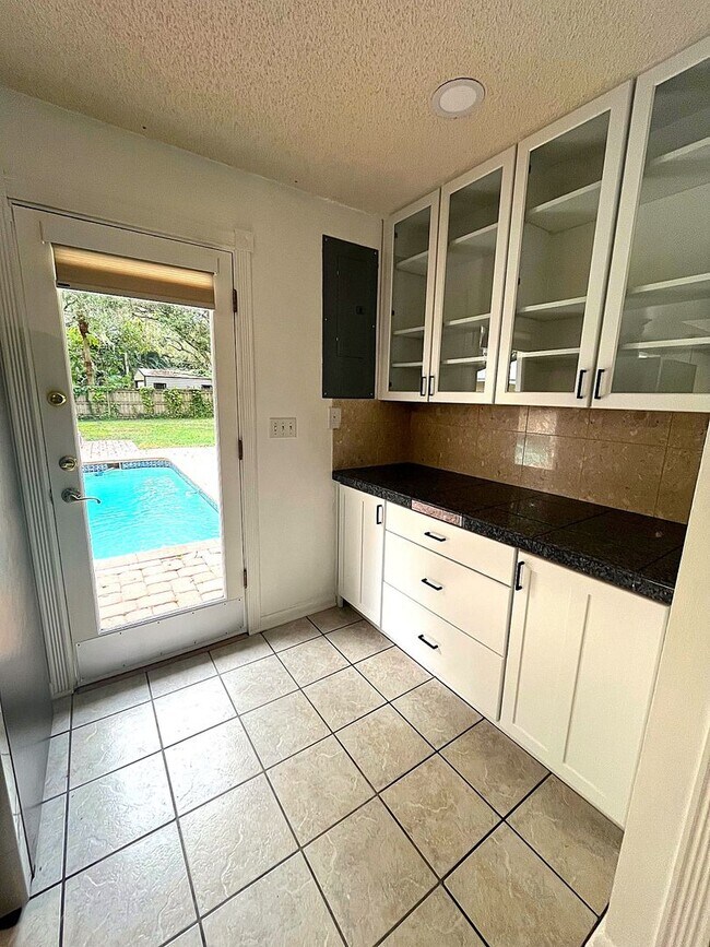 Building Photo - 3/2 POOL home in Harbor Estates Stuart--Lots of Parking!