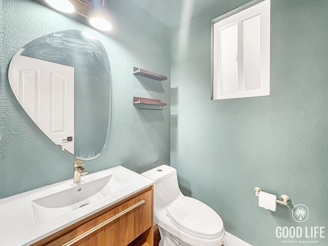 Building Photo - Beautiful Updated 2 Bed 2.5 Bath Condo in ...