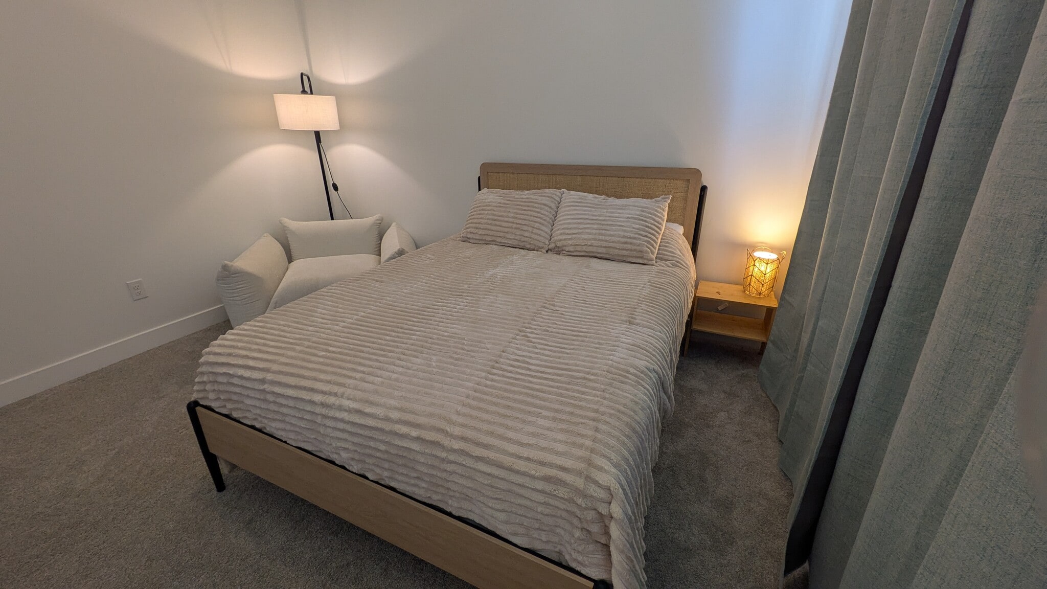 Building Photo - 693 S Taylor Creek Dr