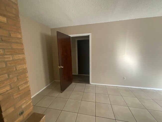Building Photo - 3 Bed, 2 Bath, 1 Car Garage