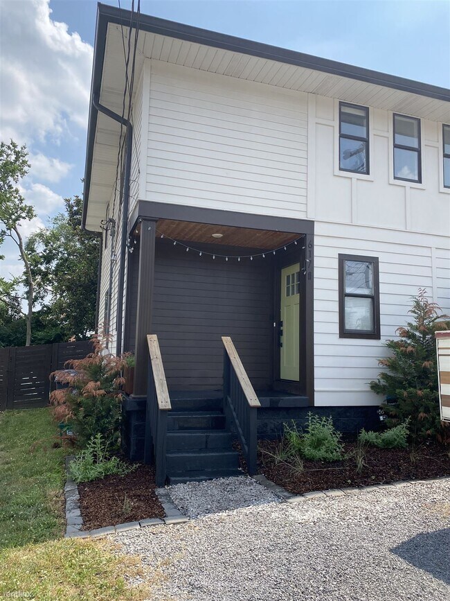 Building Photo - 2 br, 1.5 bath Townhome - 617A Moore Avenue