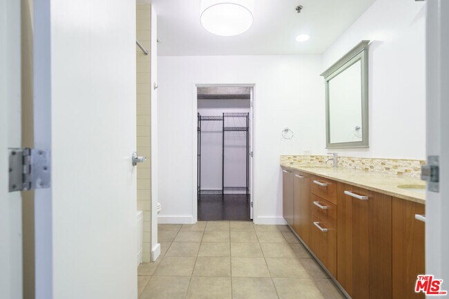 Building Photo - 645 W 9th St