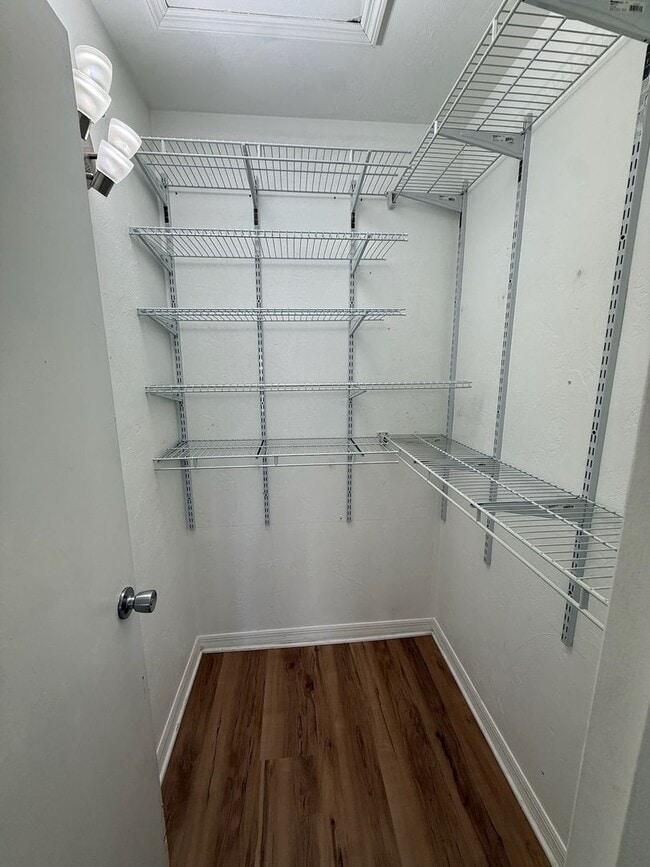 Building Photo - Spacious 2-bedroom, 1.5-bath end-unit townhouse in Carriage House