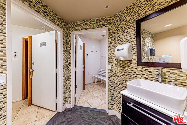 Building Photo - 620 S Gramercy Pl