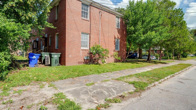 Building Photo - 2 Bedroom 1.5 Bath Townhouse in Wagener Te...