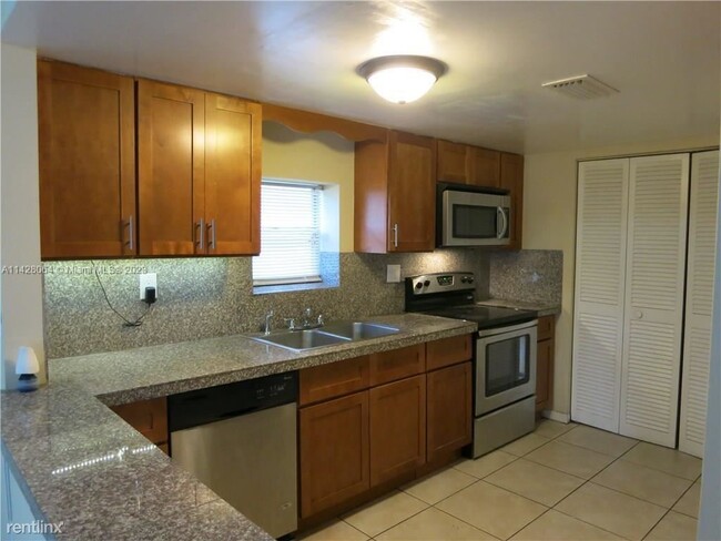 Building Photo - 3 br, 2.5 bath Townhome - 6541 SW 41st Ct ...