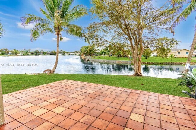 Building Photo - 8980 Palm Tree Ln