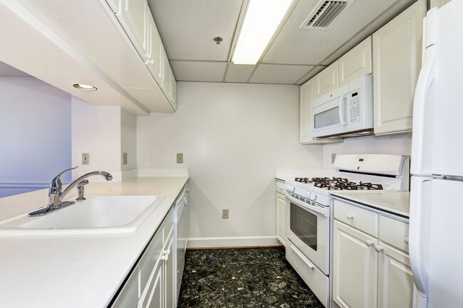 kitchen - 1276 N Wayne St