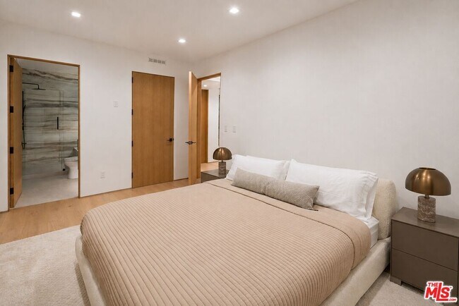 Building Photo - 1130 N Poinsettia Pl