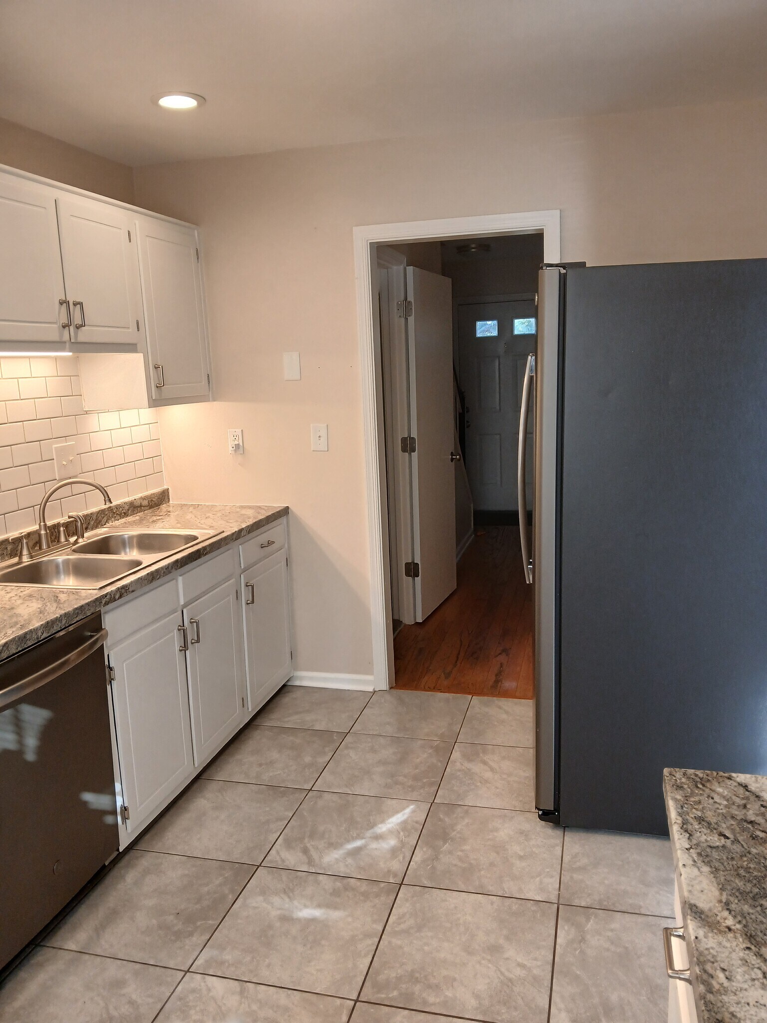 Building Photo - 812 Cambridge Rd