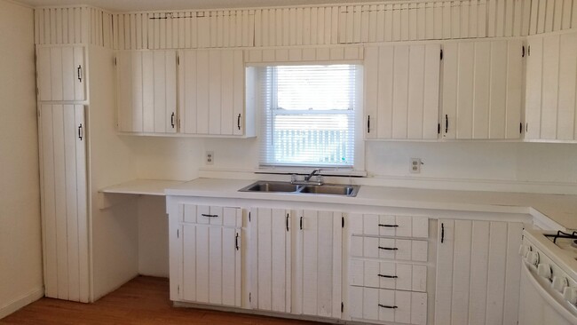 Building Photo - ADORABLE HOME ON LARGE LOT