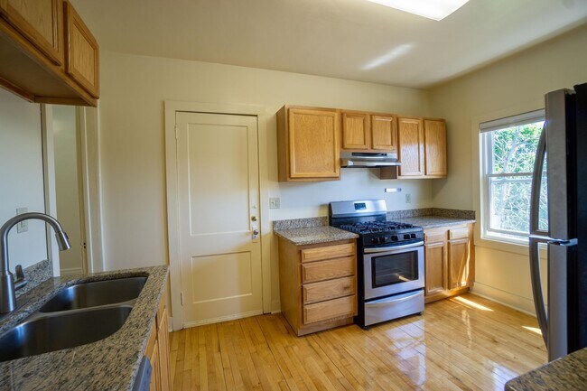 Building Photo - Newly Renovated Bright 2nd Floor Flat - 6/...