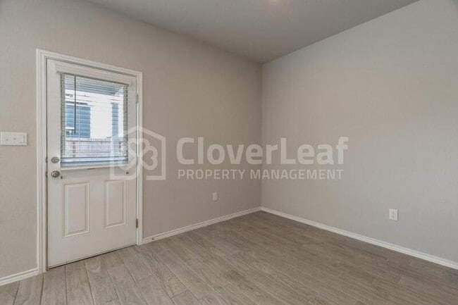 Building Photo - 2433 Ayers Dr