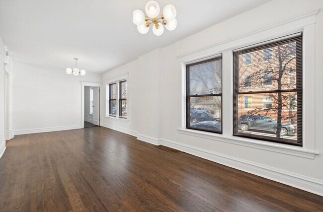 Building Photo - 2207 W School St