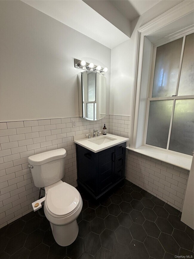 Building Photo - 194 Lander St