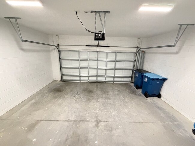 Building Photo - Beautiful 3 Bedroom, 2 Bathroom Home in Palm Bay!!