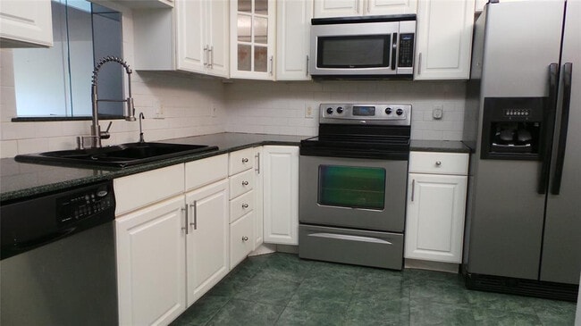 Building Photo - 2001 Granada Dr