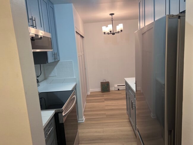 Building Photo - 7120 N Sheridan Rd