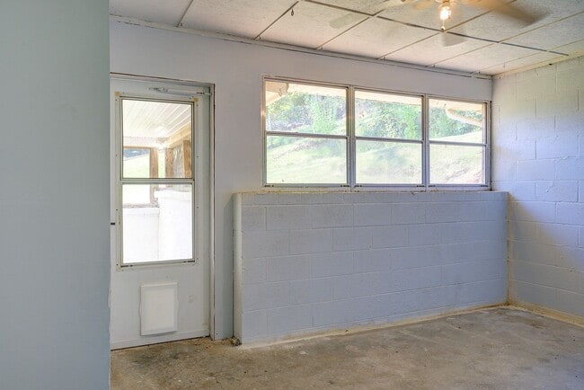 Building Photo - Very nice 4 bed 3 and a half bath home close to Boone Lake