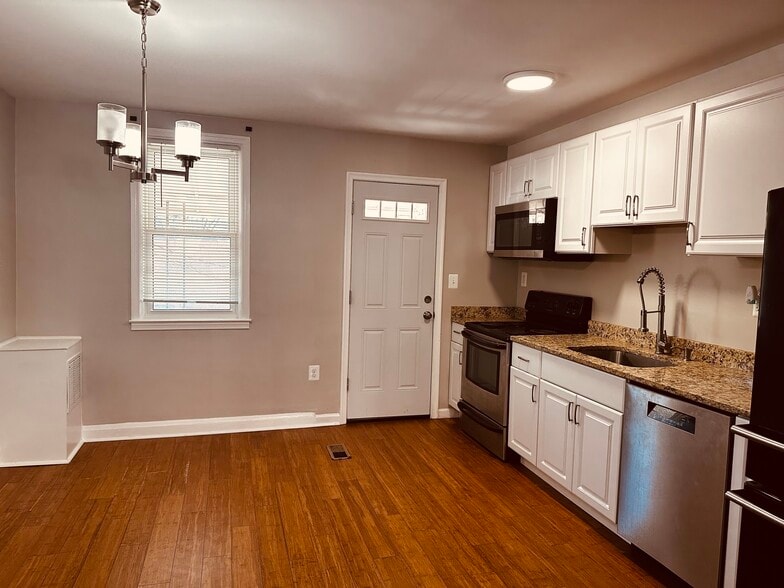 Kitchen - 2136 Parksley Ave