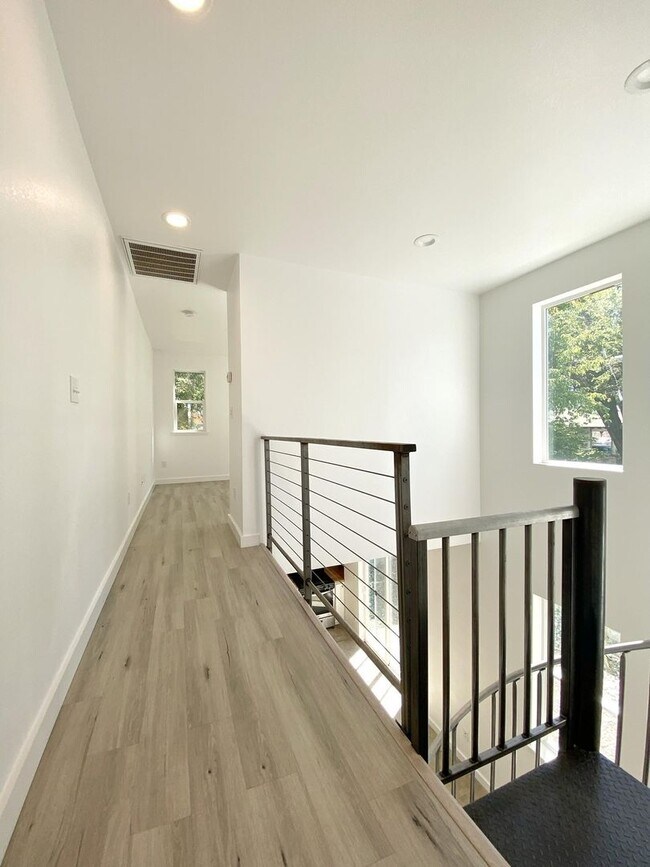 Building Photo - 446 Roberts St