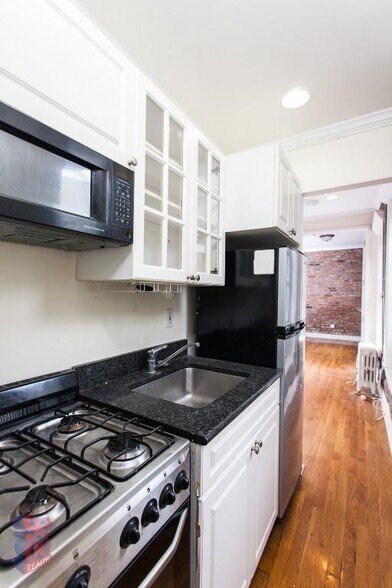 Building Photo - 432 E 13th St