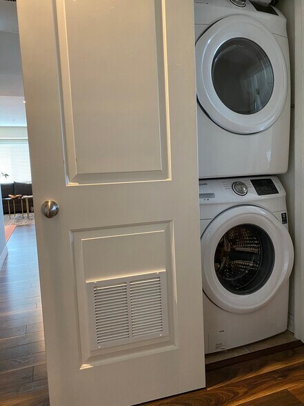 WASHER / DRYAR - 1537 S Holt Ave