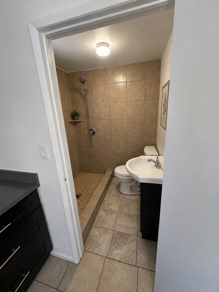 Building Photo - 642 1/2 E 73rd St