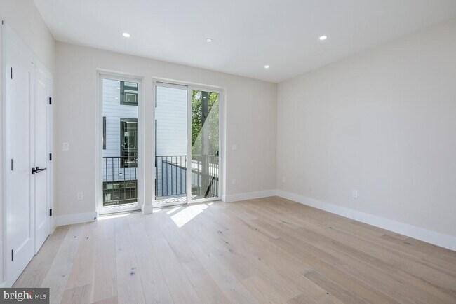 Building Photo - 745 Kenyon St NW