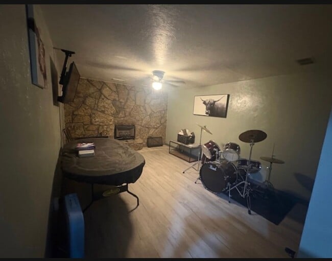 Building Photo - 4 bedroom 2 story home